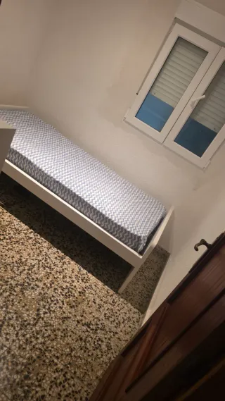 Se alquila habitación en manises