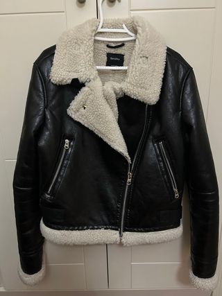 Cazadora efecto piel y borreguito Bershka
