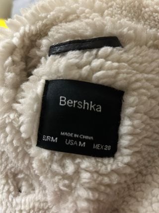 Cazadora efecto piel y borreguito Bershka