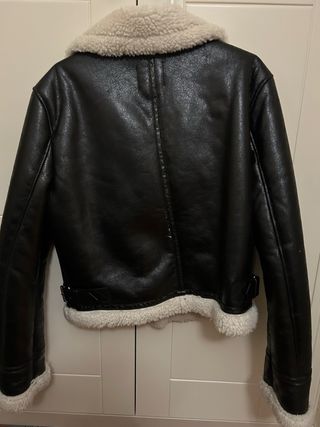 Cazadora efecto piel y borreguito Bershka