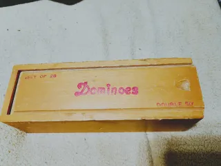 Caixa de madeira com dominó