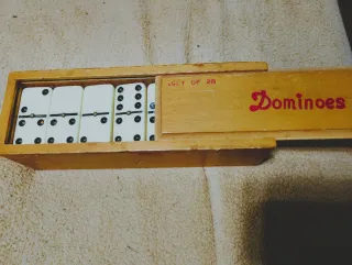 Caixa de madeira com dominó