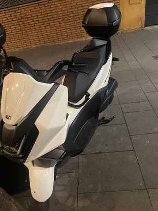 Moto 125cc Blanca y negro Kymco Sky Town 2025