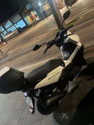 Moto 125cc Blanca y negro Kymco Sky Town 2025