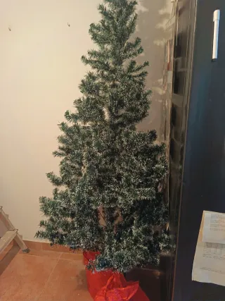 Árbol de Navidad verde y blanco