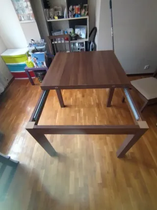 Mesa de comedor de madera y dos sillas