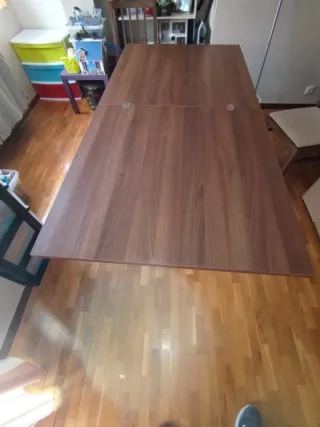 Mesa de comedor de madera y dos sillas
