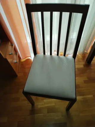 Mesa de comedor de madera y dos sillas