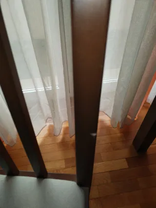 Mesa de comedor de madera y dos sillas