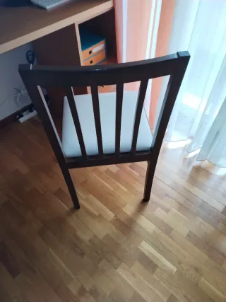 Mesa de comedor de madera y dos sillas