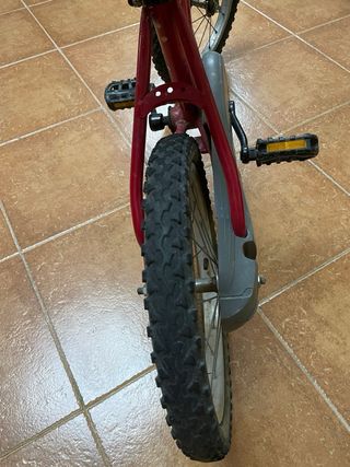 Bicicleta infantil Decathlon roja 5-7anos