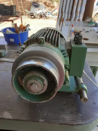 Empresa y toda la maquinaria de carpintería