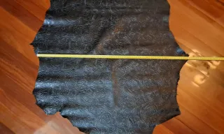 Piel de cordero negra con relieve floral