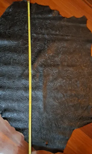 Piel de cordero negra con relieve floral