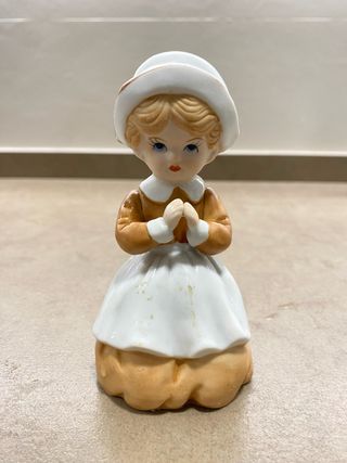 Muñeca de porcelana rezando