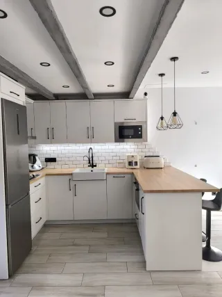 Casa pareada a 200 metros de la playa Elviria, Mar