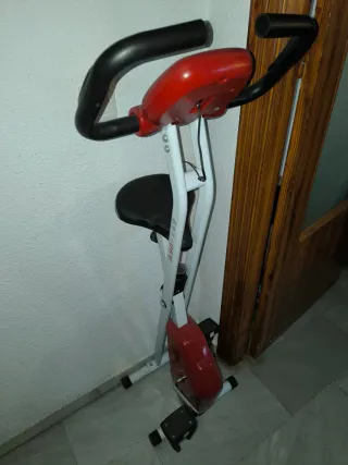 Bicicleta Estática Roja y Blanca