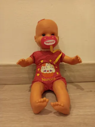 Nenuco con trona, ropa y biberón