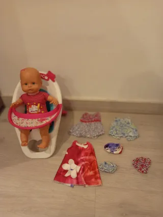 Nenuco con trona, ropa y biberón