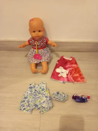 Nenuco con trona, ropa y biberón