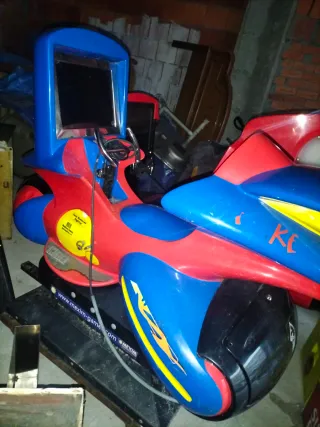 Coche eléctrico infantil moto feria o bar