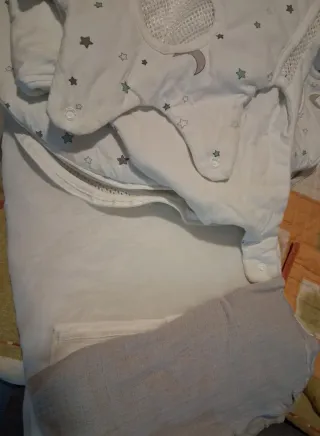 Lote: Edredón cuna, saco dormir y muselinas