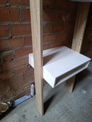 Mesa de ordenador de madera y blanco