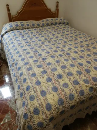 Colcha ganchillo blanca y celeste.