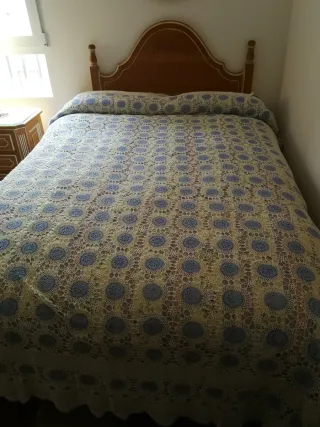 Colcha ganchillo blanca y celeste.