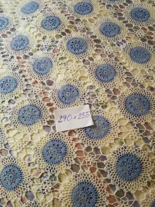 Colcha ganchillo blanca y celeste.