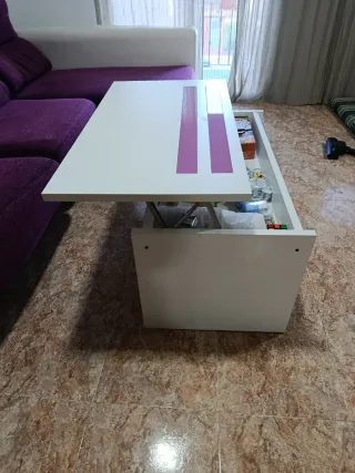 Mesa baja salón blanca con detalles morados