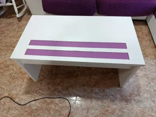 Mesa baja salón blanca con detalles morados