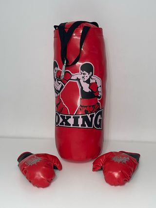 Saco de boxeo infantil con guantes