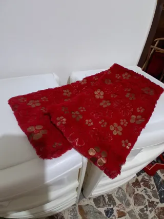 Sciarpa e copricollo natalizi rossi con fiori dora