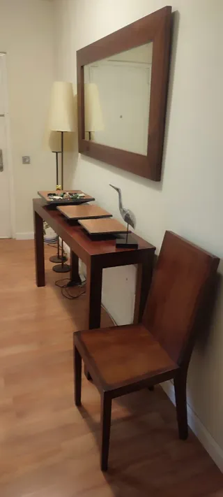 Aparador y espejo de madera maciza con silla