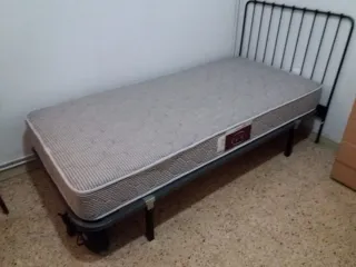 Cama individual con somier y colchón. 1,90cm X 90c