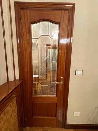 Puerta madera acristalada