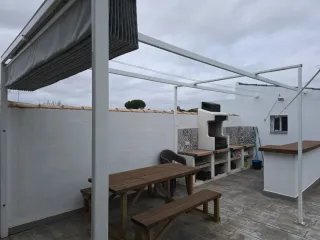 Veranda in alluminio con tenda grigia