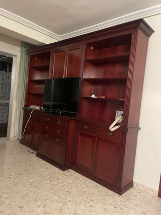 Mueble de madera oscuro