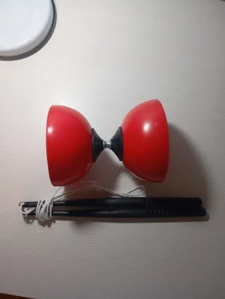 Diábolo rojo con palos y cuerda