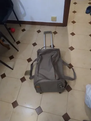 Maleta de viaje gris con ruedas