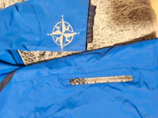 Chubasquero azul Zara 11-12 años