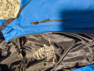 Chubasquero azul Zara 11-12 años