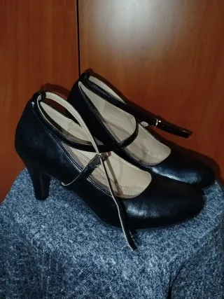 Zapatos de tacón negros con tira