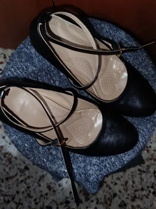 Zapatos de tacón negros con tira