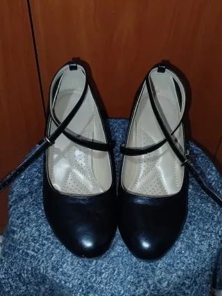 Zapatos de tacón negros con tira
