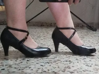 Zapatos de tacón negros con tira