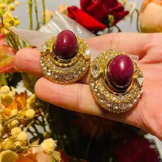 Orecchini dorati con pietra bordeaux