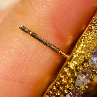 Orecchini dorati con pietra bordeaux