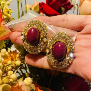 Orecchini dorati con pietra bordeaux